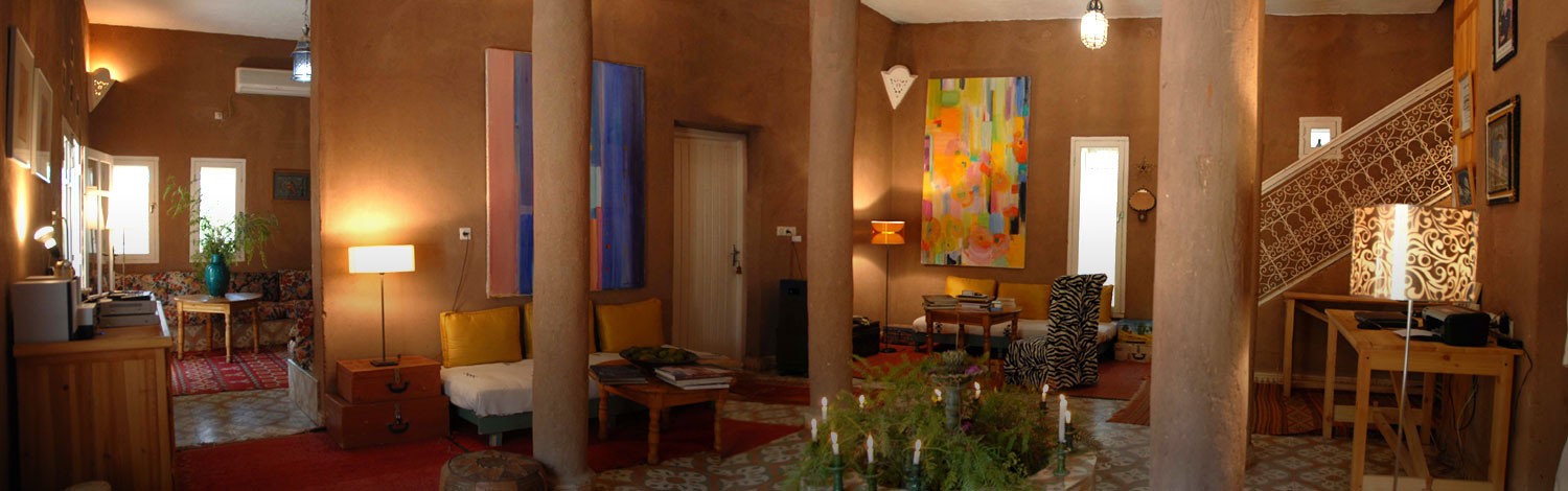 Les salons de la VILLA ZAGORA au MAROC. Le riad situé entre palmeraie et désert est très confortable et chaleureux.
