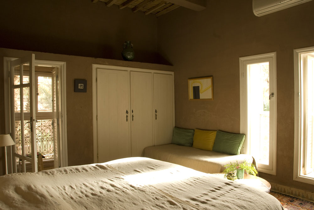 Chambre Chèvrefeuille : très belle chambre 30 m² avec cheminée avec deux lits twins en 90 cm et un divan.
