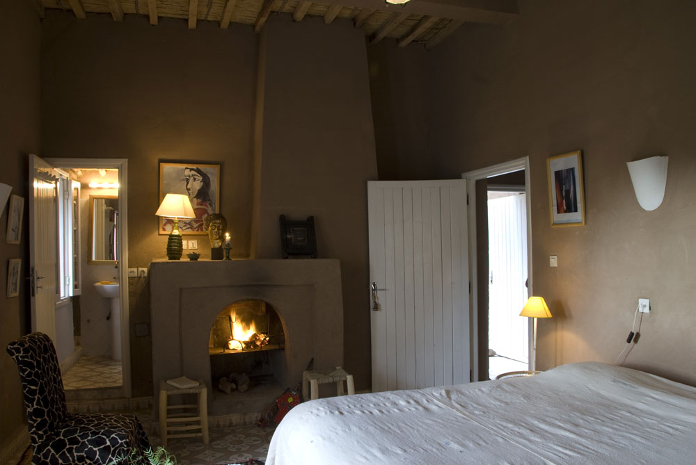 Chambre Chèvrefeuille : très belle chambre twins 30 m² avec cheminée avec deux lits twins en 90 cm et un divan.