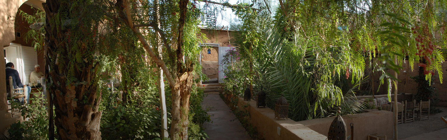 Visite de la Villa Zagora, beau riad qui vous propose ses chambres d'hôtes, son jardin paysagé, sa piscine sécurisée, son patio...